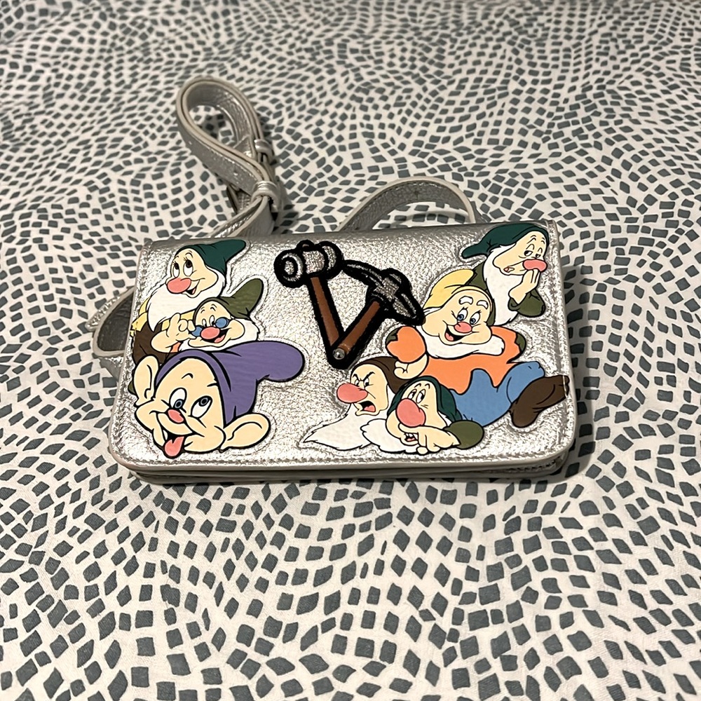 Disney Parks Danielle Nicole Snow White 7 Dwarfs wallet with detachable belt